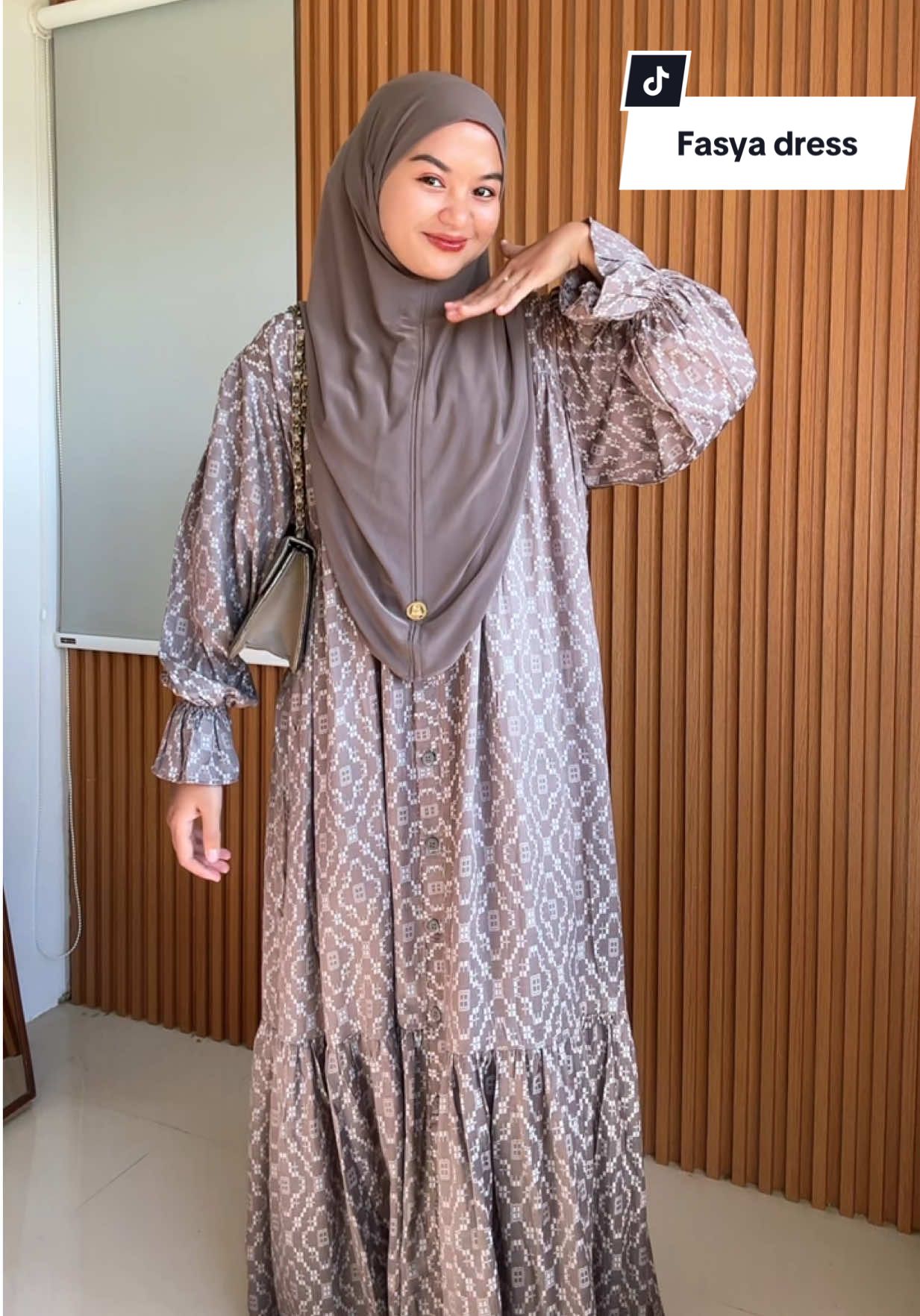 Lebih suka looks yang mana nih ?! Ini sih definisi dress super cantik dan bisa dipakai bbrapa looks pemakaian 😋💕 #melisasyari #gamisterbaru #gamismotif #ootdgamis #dresscantik #fyp #fypageシ 