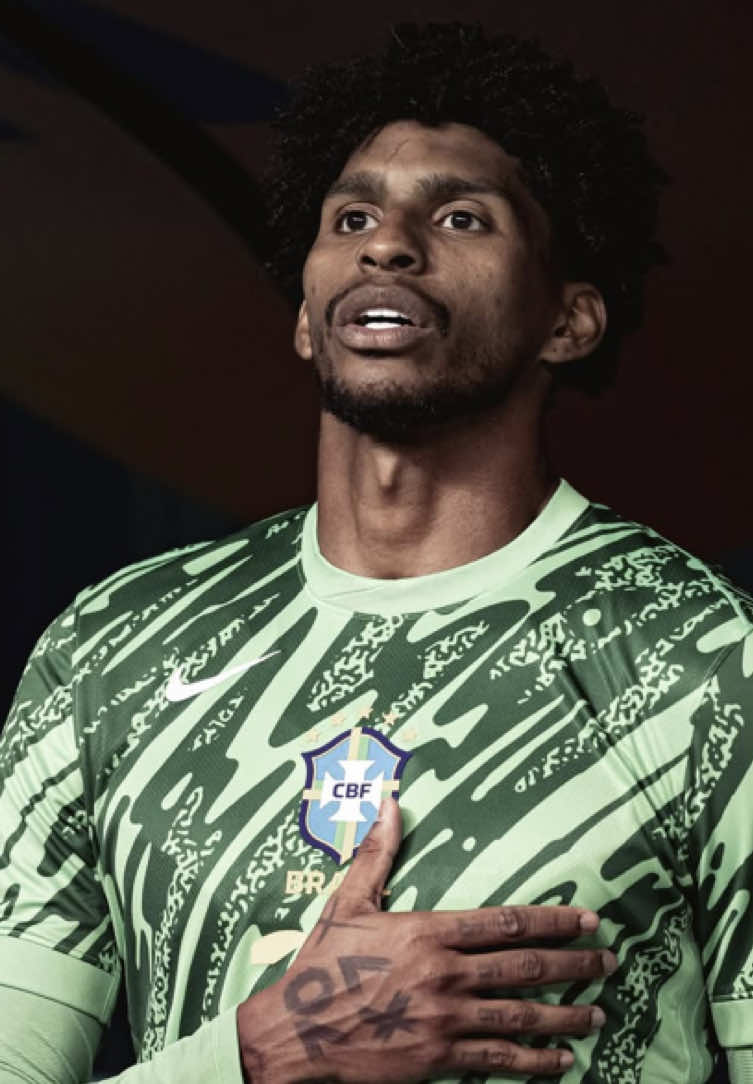 Hugo Souza is a crazy keeper 🇧🇷🧤.                                                          #goalkeeper #footbal #highlight #fyp #foryo #hugosouza #corinthians #selecaobrasileira 