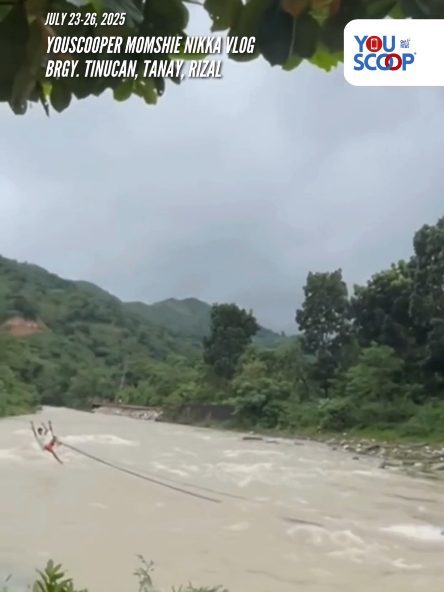 PANOORIN: Buwis-buhay na pagtawid sa ilog ang kailangang suungin ng mga residente sa  Brgy. Tinucan, Tanay, Rizal para lamang makarating sa bayan upang makapamili ng mga pagkain. Kuwento ni YouScooper Rona Nikka Biason tungkol sa unang video rito na kinuha nitong July 23, isang lalaki ang hindi nag-alinlangan na magkabit ng lubid sa puno sa kabila ng ilog upang magkaroon ng balsa bilang pansamantalang transportasyon ng mga residente doon.  