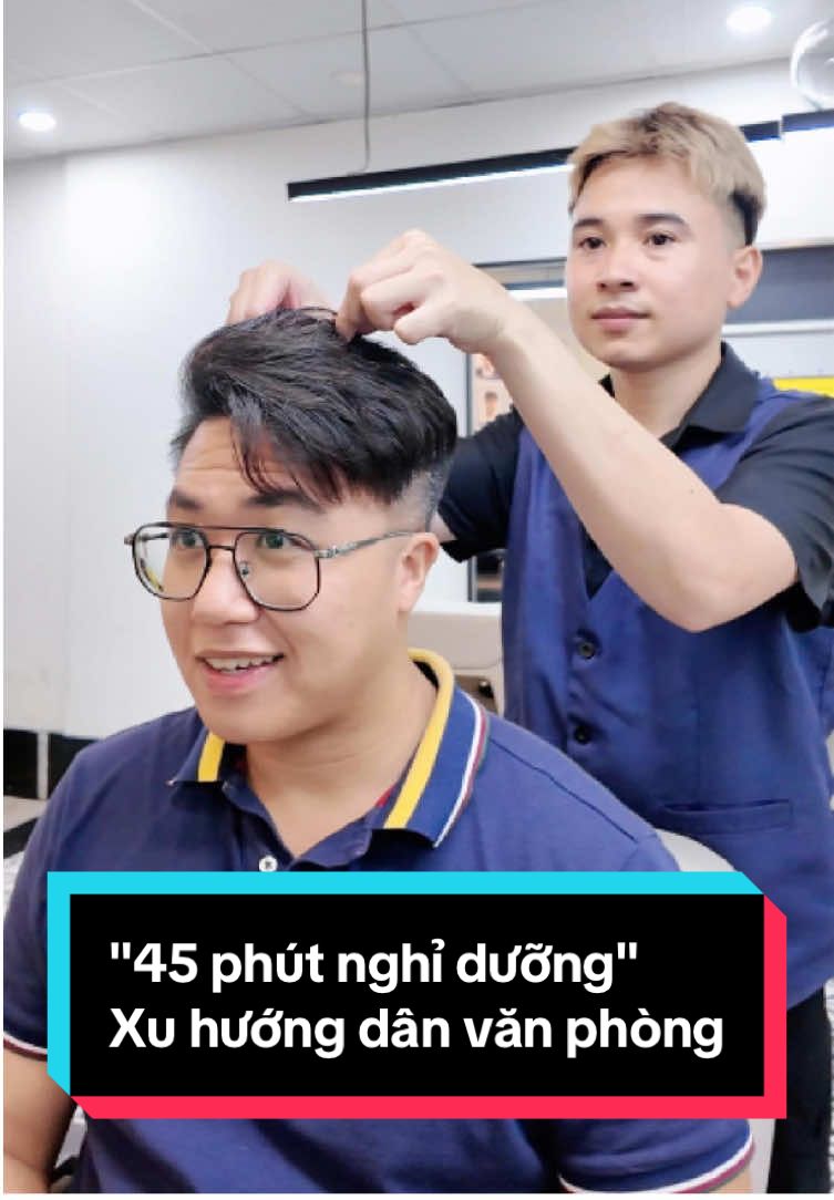 Người thì chọn gục xuống bàn ngủ trưa, người thì đi ăn trà đá, riêng tôi chọn vào 30Shine để tận hưởng 