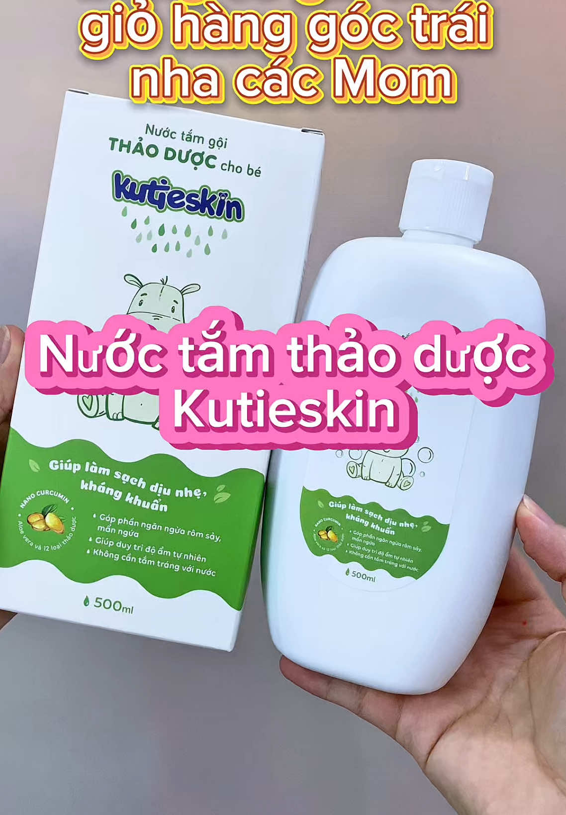 Không thể thiếu cho các em bé mùa hè này. Nóng nực dễ làm cho bé nổi rôm sảy khó chịu, mẹ nhớ thủ sẵn nước tắm thảo dược Kutieskin để bảo vệ làn da mỏng manh của con nha 😜 #nuoctamthaoduoc #nuoctamthaoduockutieskin #MommySamĐô #xuhuong  @Mommy Sam Đô  @Mommy Sam Đô 