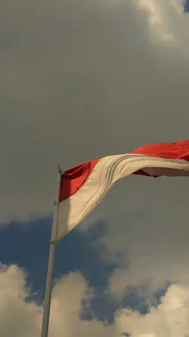 مهما كان الوضع الراهن في بلدنا، تبقى إندونيسيا وطننا الحبيب. تذكروا أن أجدادنا كانوا مستعدين للمخاطرة بكل شيء من أجل هذا الاستقلال. احترموا دائمًا النضال. Mau bagaimanapun keadaan di negara kita saat ini, Indonesia, tetap menjadi tanah air tercinta, ingatlah dulu nenek moyang kita rela mempertaruhkan apa saja untuk kemerdekaan ini, tetaplah hargai perjuangan pahlawan bangsa, selamat di bulan kemerdekaan Indonesia. #tanahairkuindonesiaku #hutri80indonesia🇮🇩 #santriindonesia #cintatanahair🇮🇩😍 #indonesia🇮🇩 #masukberandamuu #pahlawan 
