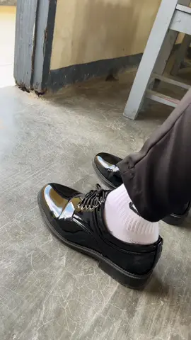 School shoes for men or pwedeng pang trabaho.