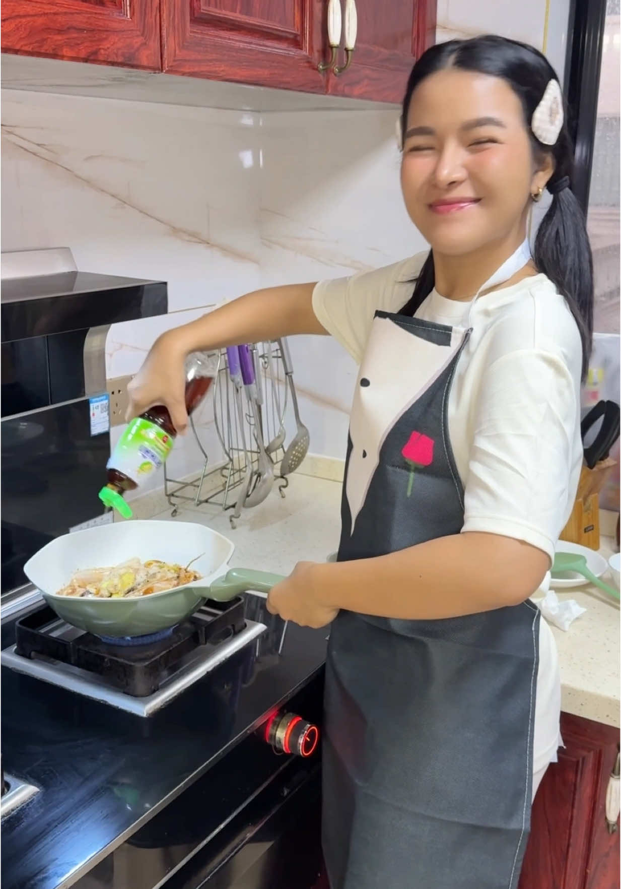 เดตแรกของบรีมกับคุณกิตติ คือพาไปกินปีกไก่ต้มน้ำปลาค่ะ  11 ปีผ่านไป ตอนนี้กลับมาทำให้คุณกิตติกินก็ยังได้รสชาติเดิม  เพราะใช้น้ำปลาแท้ ตราปลาหมึกขวดสีเขียวแบบเดียวกับที่ร้าน ทำให้นึกถึงความรู้สึกดี ๆ ที่คุณกิตติทำให้ในวันนั้นเลย #ซ้อบรีม #สะใภ้จีน #สามีจีน #แฟนจีน #รสชาติหนึ่งเดียวที่ไม่เคยจาง #น้ำปลาแท้ตราปลาหมึก #น้ำปลาแท้ #ตราปลาหมึก