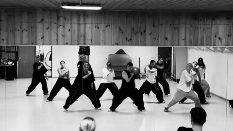 slum anthem with the fam 😮‍💨❤️‍🔥 @MD Studios  🧠 dc: me 🙋🏻‍♂️ #mdstudios #dance #training 