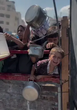 With tears falling and a voice broken by hunger, a child from Gaza cries out: 'I'm hungry… please, give me food!' A cry that captures the pain of a nation and a childhood devoured by war. Mit Tränen in den Augen und einer vom Hunger gebrochenen Stimme schreit ein Kind aus Gaza: ‚Ich habe Hunger … bitte, gib mir etwas zu essen!‘ Ein Schrei, der den Schmerz einer ganzen Nation und eine Kindheit, die vom Krieg verschlungen wurde, auf den Punkt bringt. #freepalestine #freegaza #nowar #goviral #stopwar 