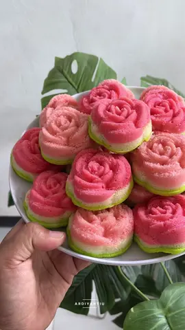 Mau ngedit video tutorial, malah file nya ke hapus permanen tangan sendiri 😂🤣untung masih ada 1 video pendek wkwk. Ini dia… Bolu Kukus Mawar,Hasilnya Cantik, empuk dan enak. Resep Bolu ini bebas dikreasikan bentuknya, Anti gagal. cocok buat Jualan yah. RESEP BOLU KUKUS Bahan A: 200 gr gula pasir 4 Butir Telur 1 sdt Sp/tbm/ovalet BAHAN B : 100 ml Minyak sayur 1 sachet SKM+air jadikan 200ml BAHAN C : 300 gr Terigu segitiga 1. Campur bahan A, Mixer -+ 8-10 menit, dengan speed tinggi, sampai kental putih berjejak 2. Masukkan Bahan B Mixer speed 1 sampai merata saja 3. Masukkan Tepung, Mixer speed 1 sampai rata -+ 1menit 4. Bagi adonan menjadi 3, beri pewarna atau pasta sesuai selera, 5. Olesi cetakan dengan minyak, masukkan adonan bolu 6. Kukus selama 20 menit Bolu kukus dah jadi, siap di hidangkan Happy Baking #resepbolu #b#bolukukusr#resepbolukukusr#rainbowcakebolumawar  #bolumurah  Bahan MODAL : 3.500 : 200 gr gula pasir 6.500 : 4 Butir Telur 1.000 : 1 sdt Sp/tbm/ovalet 2.000 : 100 ml Minyak sayur 1.500 : 1 sachet SKM+air jadikan 200ml 3.000 : 300 gr Terigu segitiga 1.000 : Pewarna Makanan 5.000 : Gas dan Tenaga 1.500 : Mika Plastik ______________________________+ 25.000/30 pcs Bolu = 860/pcs BISA JUAL HARGA RP. 1500 - RP. 2.000/pcs