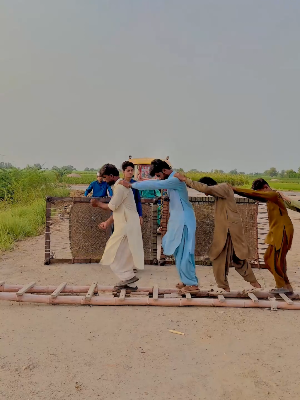 Technology tou waqai bohot aage nikal gayi hai... Humne bhi apni 'High-Speed' train bana li 🚂😂 End tak zaroor dekhna!#foryou#wahbhaiwah1 #foryoupage #fyp #technology #funny #comedy #desijugaad #jugaad #humantrain #traincomedy#azeemshortss 