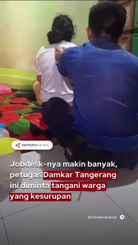 Sebuah video menunjukkan aksi petugas damkar membantu warga di Kabupaten Tangerang, yang diduga kesurupan pada Sabtu, (30/7/2025). Petugas bernama Dery Pratama mengaku saat itu baru selesai bertugas dan hendak pulang. Namun tiba-tiba, suami warga tersebut meminta tolong. Karena lokasi kejadian searah jalur pulangnya, ia pun langsung membantu tanpa ganti baju dinas. Dalam video tersebut, petugas Damkar itu terlihat duduk di lantai, tepat di belakang seorang perempuan. Ia membantu memijat punggung warga tersebut, sambil berbicara dengan bahasa Sunda. Aksi damkar yang menyembuhkan warga dari kesurupan ini pun ramai diperbincangkan. BPBD Kabupaten Tangerang membenarkan bahwa video itu asli dan bukan gimmick. #damkar #tangerang #tugasdamkar  #pemadamkebakaran #damkartangerang #kesurupan #petugasdamkar #fyp #longervideos #tiktokberita 