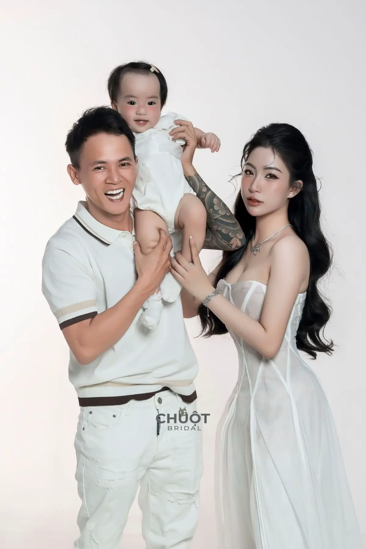 Chuột Bridal không có gói chụp cho riêng bé thôi nôi - chỉ có gói chụp kèm với gia đình. Nắm rõ lợi thế chụp gia đình góc mặt đẹp siêu hạnh phúc nên Chuột bridal chỉ bán gói em bé nếu có người lớn chụp kèm. Và đi đôi với sự phát triển chung, nhiều đơn vị studio khác cũng có đầu tư và set up em bé rất đẹp nên mong quý khách hàng có nhiều sự lựa chọn phù hợp. Chụp em hay bên ai, em đều vui ❤️  Photographer: Duy Anh Nguyễn Makeup: Team Chuột Bridal #chuotbridal #duyanhnguyen #quynhon #gialai 