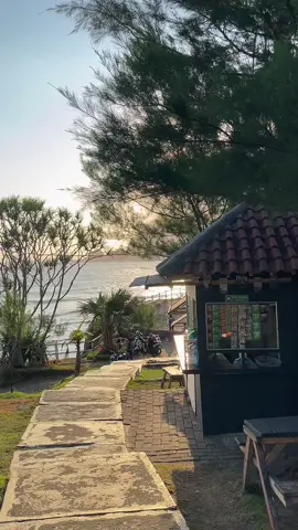 Siap menemani ngopimu best , jangan lupa kalo ke papuma mampir ke warung kita ya😃warung srengenge #pantaipapumajember ##sitihinggilpapuma #fyp 