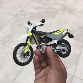 Toys🧸  @Ľàsĥeñ Ĥaśañtĥa  #husqvarna #husqvarna701sm2024 #huskyhingurakgoda #husky #highcapacitysrilanka🇱🇰 #polonnaruwa #supermotoking 