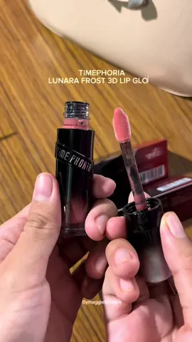 Replying to @ayato🦦 cepat grab!! Bila pakai ni rasa sejuk tau bibir✨warna pun lawa🤍 #timephoria#lipgloss#makeup 