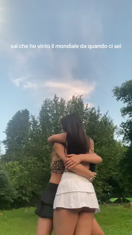 amore mio, ti scrivo con questa canzone in testa, quella che ci fa venire i brividi ogni volta che la sentiamo, “questa nostra stupida canzone d’amore”, perché è un po’ come noi: imperfetta, a volte incasinata, ma piena di verità e sentimento. penso a tutte le volte che ci siamo trovate, anche senza cercarci. a tutte le risate nei momenti tristi, a quelle serate dove bastava uno sguardo per capirci, alle canzoni urlate in mezzo alla strada o sotto la pioggia, ai messaggi nel cuore della notte. con te ho imparato che l’amicizia vera esiste. che non serve essere perfette, basta esserci. anche quando non diciamo niente, anche quando non sappiamo come spiegarci. tu sei la mia costante in mezzo al caos. e anche se ci perdiamo la vita ci porta lontane, anche se litighiamo o ci perdiamo per un po’, io so che tu sei casa.   e questa nostra “stupida” amicizia è in realtà la cosa più bella che potessi chiedere. ti amo alla follia,   la tua piccola ale💘 @sophy palmierii💎 