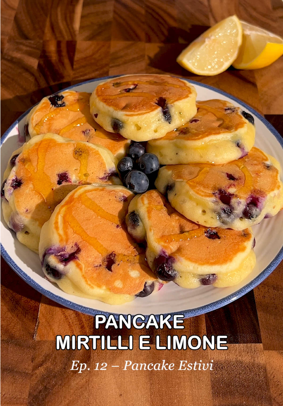 PANCAKE MIRTILLI E LIMONE 🫐🍋 | Ep. 12: PANCAKE ESTIVI   Freschissimi, leggeri e pieni di frutta che esplode a ogni morso. Sì, anche da portare in spiaggia questo Ferragosto 🌞   📬 Se ti va, le ricette arrivano anche via email, così non ne perdi nemmeno una. Link in bio   INGREDIENTI (per 5-6 pancake) 95 g farina 00 4 g lievito 1 g bicarbonato 20 g zucchero 1 uovo 80 g yogurt greco 35 g latte 15 g olio di semi 1 cucchiaio succo di limone ½ scorza grattugiata di limone 120 g mirtilli freschi   PROCEDIMENTO – Setacciate e mescolate gli ingredienti secchi. – In un’altra ciotola, amalgamate quelli umidi e aggiungete succo e scorza di limone. – Versate i liquidi sui secchi e mescolate con una frusta. – Aggiungete i mirtilli e mescolate di nuovo. – Cuocete i pancake a fuoco medio con coperchio, 2 minuti e 15 per lato. – Serviteli con ciò che amate di più. BUON PANCAKE : )   P.S. Tutti i nostri consigli per pancake altissimi e soffici sono sul blog > link in bio   .     #pancake #lemonblueberry #lemonblueberrypancakes #blueberry #mirtilli #limone #lemon #pancakelovers #ricetteveloci #colazione #breakfastlovers #ricettedolci #asmr #asmrbaking 