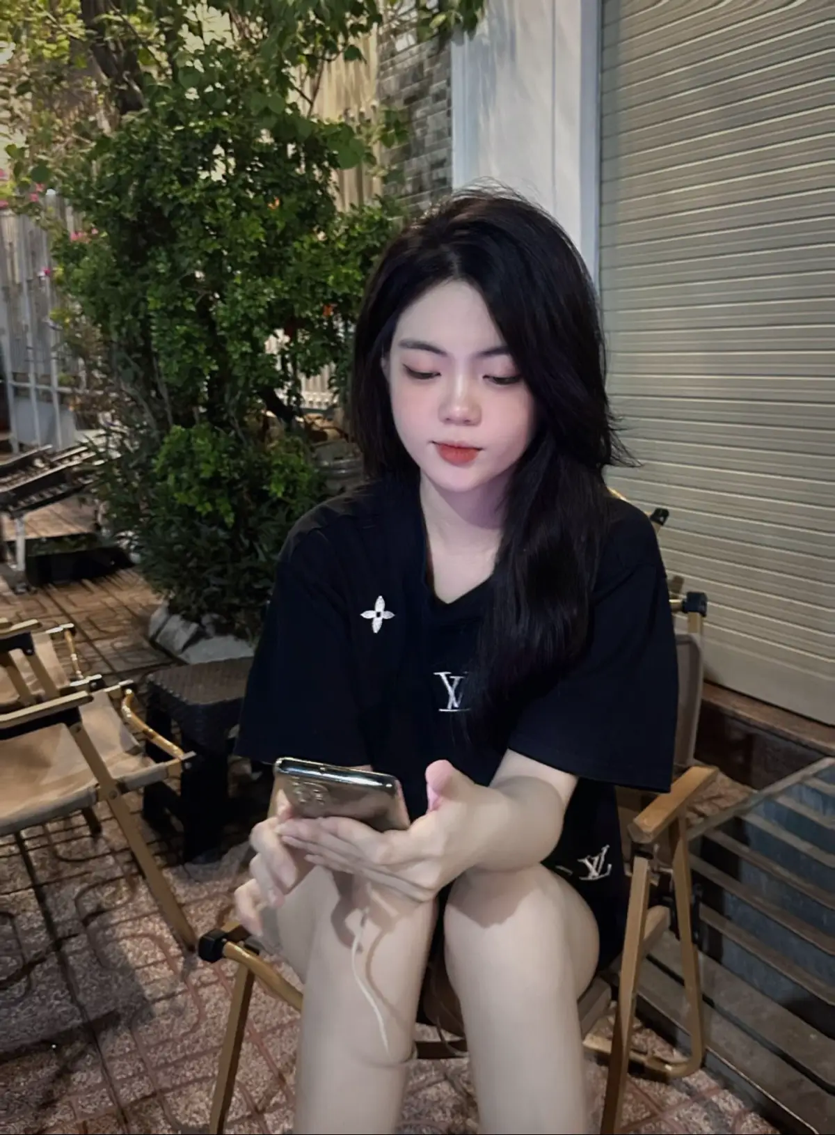 Bạn đã là người lớn rồi. Đừng vì một đoạn tình cảm dở dang mà để lòng mình rối ren mãi. Sau này, điều khiến bạn hối hận không phải là mất đi một người, mà là từng để bản thân gục ngã vì một người đã chọn rời đi. Yêu hết lòng là chuyện của cảm xúc. Nhưng sống tử tế với chính mình mới là lựa chọn cần giữ lấy đến cuối cùng ❤️