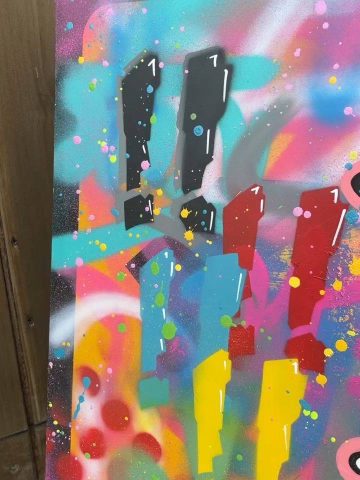 Fiecare linie prinde viață și culoare cu markerul Posca, aducând un desen plin de energie. 🎨✨  By @thefoxygentart #poscaromania #creativeexpression #vibrantart #artisticdesign