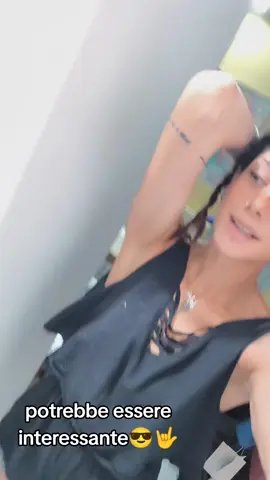 ciao a tutti presento il mio garage e le mie rimanenze🤣 infondo tiktok oltre stronzate cerchiamo di sfruttarlo in modo ottimale, in più, potrei esservi utile, kiss kiss 🥲🥲🥲♥️ solo femminile🥴🥹💟 #neiperte  #perte  #viral #viralvideos  #vestidos #vestiti  #abiti #cerimonia  #soani #dianagallesi 