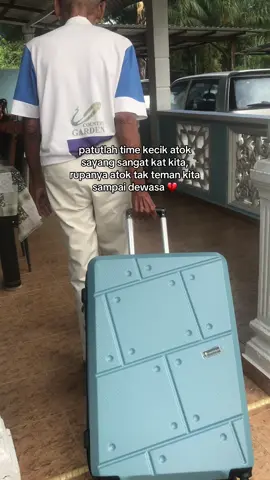 dia dapat tahu kita dapat sambung belajar, dia terus bagi duit suruh beli luggage. lepas beli terus dia tarik luggage tu 🤧 wallahi, rindu dekat babah dengan mamak. Al Fatihah ❤️