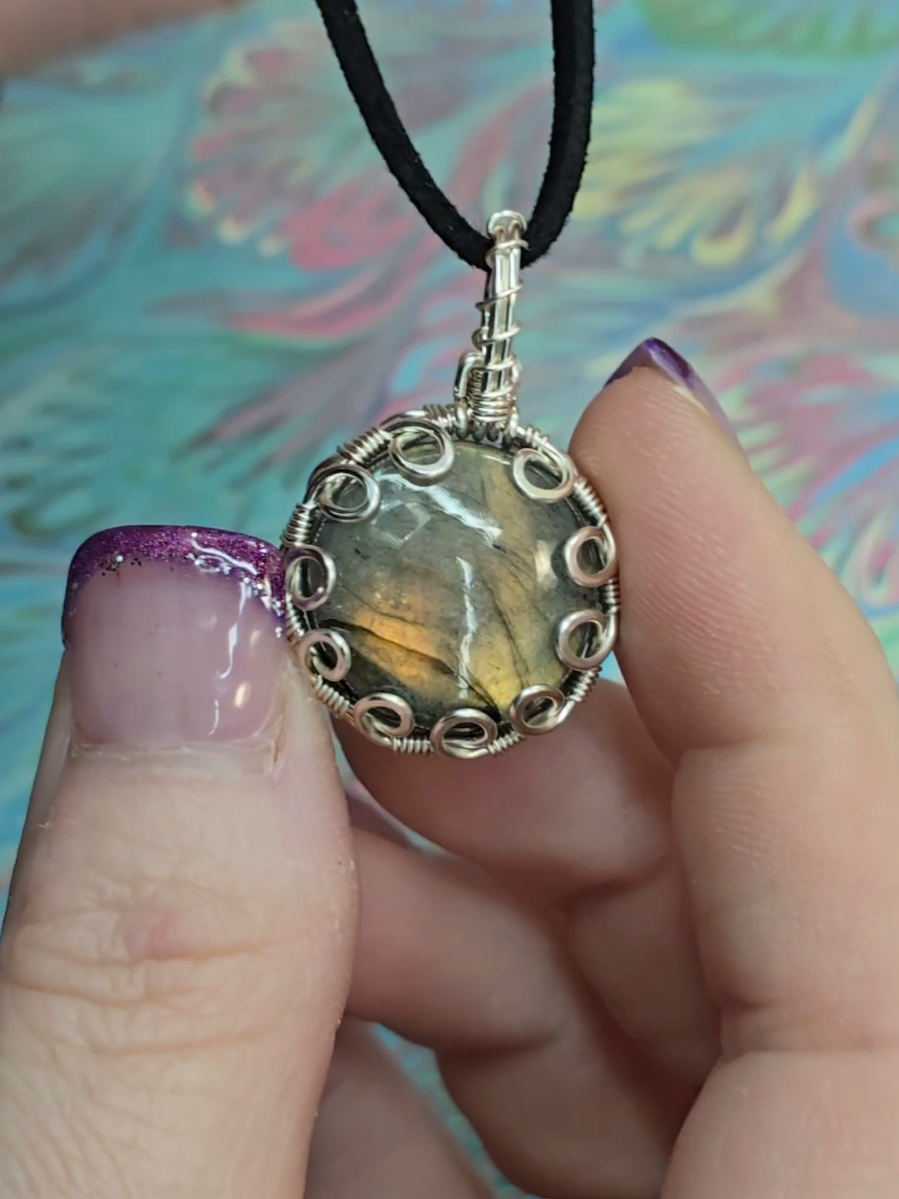 Which side is your favorite? 💛or🤍? #doublesidedpendant #wirejewelry #wirewraptutorials #wirewrap #wirewraptips 
