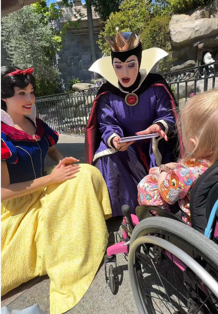 Watch this beautiful Disney moment!🥹🥰💕 #baby #Love #cute #happy #disney #disneyland #disneyworld #lovestory #toddler 