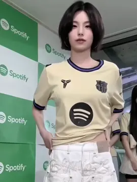 Bob #barcelona #yeji #itzy 