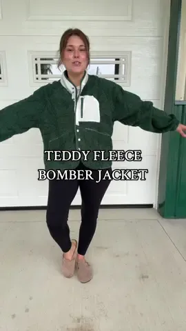 the green & white color combo!! 🤌🏼✨ #fleecejacket #teddyfleece #bomberjacket #lightjacket #falljacket #casualstyle #readyforfall #fallstyleinspo #comfyoutfits 