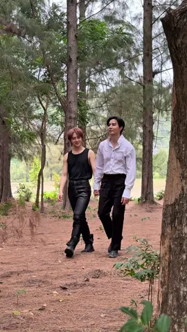 EMMALY GOSSIP 🫦 ด่วน! เหยี่ยวข่าวพบคู่รัก(?) เดินจับมือกันที่ The Bridge of Love 😳🔥 งานนี้เดินจับมือกันว่าหวานแล้ว แต่เดินบน “สะพานแห่งรัก” ทำเอาค่าน้ำตาลพุ่งไปตาม ๆ กันเลยค่ะ 🥰 📺 รับชม “ข้ามฟ้าเคียงเธอ The Next Prince Series” พร้อมกันทุกวันเสาร์ เวลา 21.30 น. ทางช่อง One 31 🎬 ดูออนไลน์เวอร์ชัน UNCUT เวลา 22.30 น. บนแอป iQIYI และเว็บ iQ.com ที่เดียวเท่านั้น! #ข้ามฟ้าเคียงเธอSeries #TheNextPrince  #MandeeWork #บันเทิงtiktok 