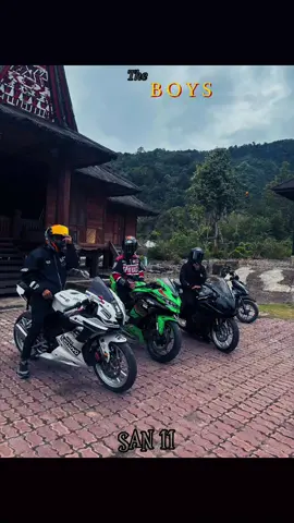 Touring, Hutapungkut,kotanopan kabupaten mandailing natal bersama @ilhamsyukrihasibuan dan 2 teman lainnya #biker #zx25r #r15v3 #kawasaki #yamaha 