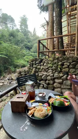 Ngadem 🍃#kembalikealam #puncakbogor #cafeaesthetic 