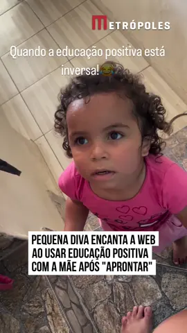 😅 A pequena Sofia encantou a #web ao usar #educação positiva com a mãe após “aprontar” no quintal de #casa. No vídeo compartilhado nas #redessociais, Monica Souza, mãe de Sofia, mostra o momento em que a pequena pede para ela se acalmar e respirar fundo antes de mostrar o que havia feito. “Não fica brava. Respira. Agora calma”, diz a criança para a mãe. #EntretêNews 📹 @monicasouza306  | @myhoodbr