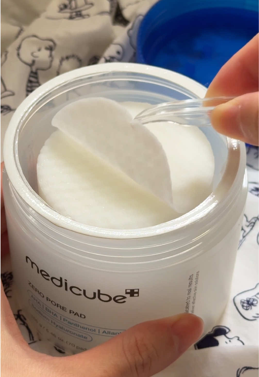 It's only been a week of using this and I'm happy with it🤭 Visually minimizes my pores and controls excess sebum. *If AHA/BHA is too strong for your skin, I recommend using 1-2x a week along with other gentle ingredients! @medicube_SG Zero Pore Pad #kskincare #medicube #zeroporepad #poreminimizing #koreanskincare 