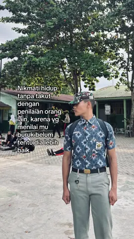 Yang menilaimu buruk belum tentu tahu isi hatimu. Allah lebih tahu, jadi tetap tenang lh
