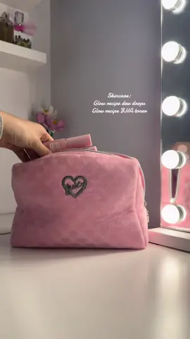 Everything I bring to Paris 🩷 @Glow Recipe @L’Oréal Paris @laneigeca @Tower 28 Beauty @Saie @patrick ta @Huda Beauty @Patrick Starrr @tarte cosmetics @Too Faced @maccosmetics @Olehenriksen @Summer Fridays @KIKO Milano @Juicy Couture  #fyp #viral #makeup #sephora #beauty #glowymakeup #eurosummer #paris #vacation 