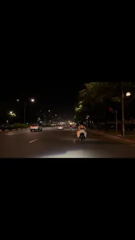 Tạm biệt HN sau hơn 30 năm gắn bó Cậu đã từng chứng kiến những hình ảnh tớ nỗ lực hết mình, nụ cười và cả những giọt nước mắt. Cảm ơn HN đã luôn ưu ái tớ những năm tháng qua, đã luôn nhẹ nhàng với một ng con xa quê như tớ HN là kí ức nhưng Chương Mỹ mới là tương lai của tớ… Hẹn gặp lại bạn vào sáng mai… Tạm biệt HN, tớ về nhà đây… @Hà Nội Về Đêm ❤️ #langthanghanoi #hanoivedem❤️ #nhachaymoingay #xuhuong2025 
