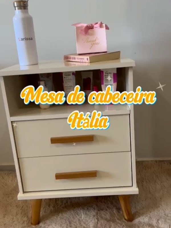 ✨ Transforme seu quarto com a sofisticada Mesa de Cabeceira Itália! 🛏️🇮🇹 Sua decoração merece um toque de elegância e funcionalidade! A Mesa de Cabeceira Itália une design moderno, praticidade e muito charme para deixar seu ambiente ainda mais acolhedor e organizado. Aposte nesse item essencial para apoiar luminárias, livros, despertador, porta-retratos e tudo que traz personalidade ao seu cantinho. Descubra como pequenos detalhes fazem toda a diferença na composição do seu quarto! 💡 Dê o play e inspire-se com essa transformação! #Decoração #MesaDeCabeceira #QuartoAconchegante #DicasDeDecoração #TransformeSeuEspaço 