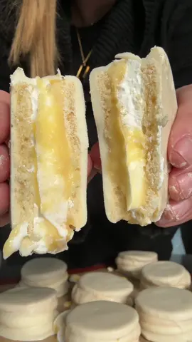 Para la masa 30 unidades ( ósea 60 tapitas) •300 g de maicena  •200g de harina leudante ( puede ser 0000 + una cucharadita de polvo leudante)  •250g de crema de leche  •2 huevos  •150 g de azucar  •1 cucharadita de esencia de vainilla  • ralladura de un limón  Vas a unir simplemente los ingredientes hasta lograr una masa que se despegue de la mesada.y le das 30 minutos de reposo en la heladera. Horno precalentando a 180 grados por 12 minutos y listo!!!  Son muy esponjosos tiernos y demasiado ricos para ser tan fáciles Para el CURD DE LIMÓN 👉🏻 • 150 g de jugo de Limón • 1 huevo • 4 yemas. • manteca 150 g •azúcar 180 g  Vas a llevar todos los ingredientes junto con la manteca a fuego mínimo revolviendo constantemente hasta que nape la cuchara ( quiere decir que pases el dedo sobre la espatula y quede marcado su caminito , básicamente hasta que el hueco ligue).  Una vez obtenido este punto lo sacamos del fuego y dejamos enfriar hasta que espese. No le agrego gelatina no le agrego nada! Tiene un cuerpo súper firme!! Merengue italiano 👉🏻 4 claras  220 g de azúcar  100’cc de agua  Primero empezas batiendo las claras .  Vas a hacer un almíbar con el agua y el azúcar hasta llegar a los 118 grados o lograr el punto bolita blando . Momento de incorporarselo a las claras previamente batidas y batir hasta enfriar el bowl! #longweekend #food #Foodie
