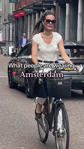 Amsterdam always does street style effortlessly #amsterdam #streetwear #StreetStyle #whatpeoplearewearing #fyp #europeanstyle #womenswear 