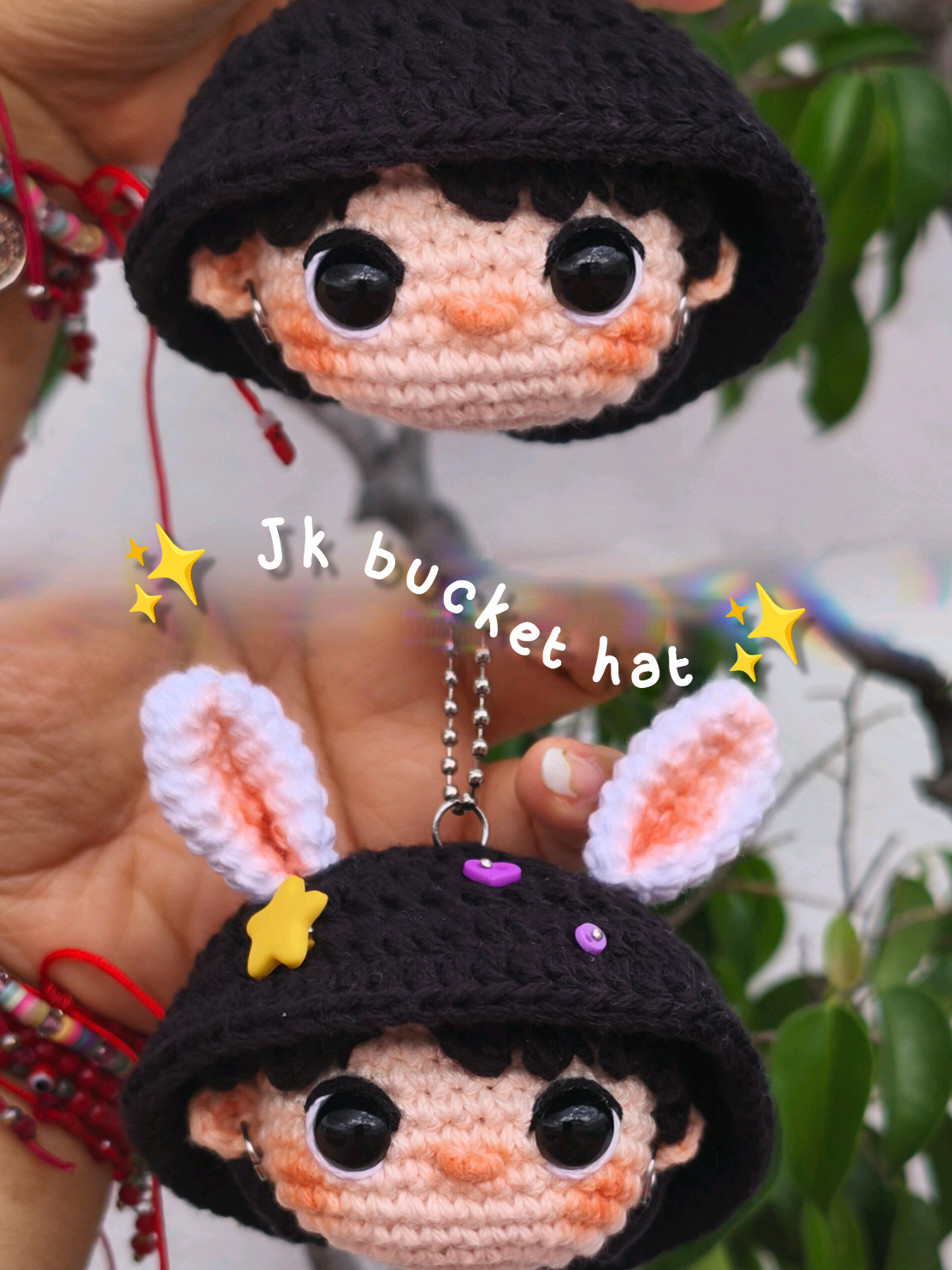 🐰🖤 Jungkook en bucket hat… sí, el mismo que nos robó el corazón y ahora también el hilo 😮‍💨🧶 Puedes tenerlo en versión llavero amigurumi, con todo y actitud o tejerlo tu misma con este patrón de 11 páginas y 21 fotos ✨ Disponible a la venta en #Pintuartesania — porque sí lo necesitas, admítelo 😏💜 .  #crochetkeychain #kookie🐰 #jungkook #amigurumi #crochet 