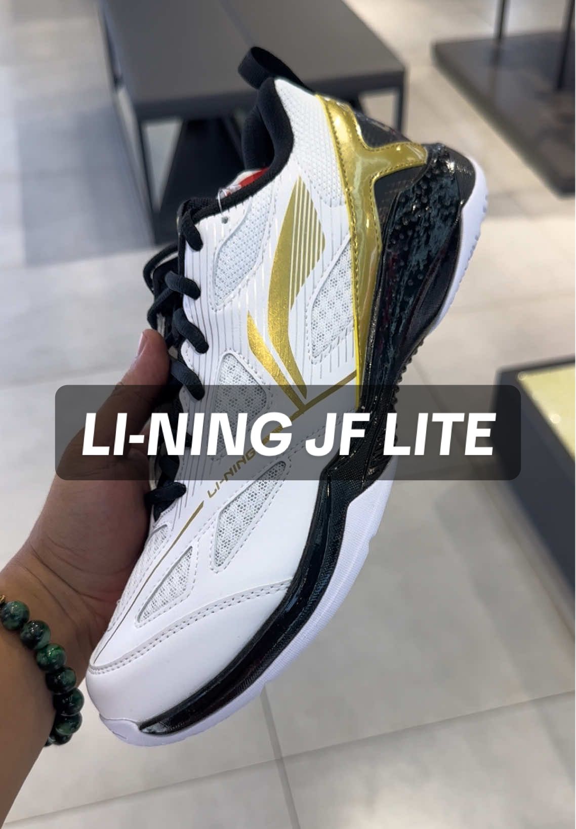 Giày cầu lông phù hợp cả nam & nữ – JF LITE AYTU025: nhẹ, êm, phong cách unisex đỉnh cao! Cho người chơi phong trào đến chuyên nghiệp. #giàyunisex #liningjfLite #AYTU025 #giàycầulôngnamnữ #giàyphùhợpmọingười #badmintongear #đếbấmscựcđỉnh #LININGcloud #probarloc #tufftip #lining #ReviewGiay #badmintonshoes #liningdonganh #congnucuoi 