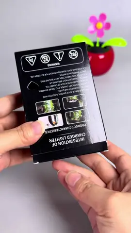 Hộp đựng thuốc hút hai trong một  chống nước nhỏ gọn nắp bật , bên trên nắp đậy có cả mòi lửa