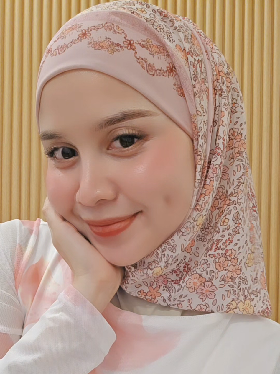 Jangan bimbang ya semua tudung instant dari Cinta Dhia kan ada🥹 #printedchiffon #hijabtutorial #instantshawl 