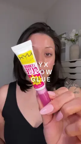 Trying out NYX The Brow Glue on stubborn brows! #nyxthebrowglue #nyxthebrowgluecrazylift #honestmakeupreview #makeupreviewer #newmakeuplaunches2025 #latinacontentcreator #beautycontentcreator 