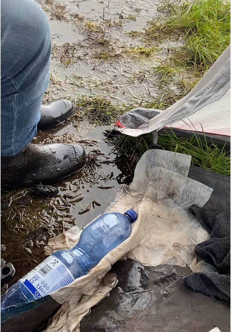 So langsam wird es kritisch 🤘😅 #wacken #wao #regen #zelt #fyp