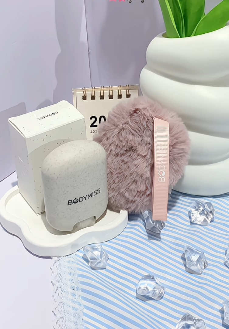 Nước Hoa Khô Kèm Phụ Kiện Đeo Túi Xinh Xẻo 🫧 #OOTD #fashion #items #eherb #nuochoakho #thomlauquyenru #nuochoa #nhonaytenqinne 