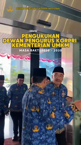 KORPRI Kementerian UMKM Dikukuhkan, Menteri Dorong ASN Jadi Pelaku Wirausaha Inovatif. Wakil Ketua Umum Dewan Pengurus KORPRI Nasional, Dr. Ir. Bima Haria Wibisana, MSIS, secara resmi mengukuhkan Ir. Arif Rahman Hakim, M.S., yang juga menjabat sebagai Sekretaris Kementerian UMKM, sebagai Ketua Dewan Pengurus KORPRI Kementerian UMKM Masa Bakti 2025–2030 bersama 16 pengurus lainnya. Prosesi pengukuhan berlangsung khidmat di Gedung Smesco Indonesia, Jakarta, dan disaksikan langsung oleh Menteri UMKM Maman Abdurrahman serta Wakil Menteri UMKM Helvi Y. Moraza selaku Penasehat KORPRI Kementerian UMKM. Hadir pula para pejabat tinggi madya dan pratama dari lingkungan kementerian. #DPKN #KORPRINasional #PengukuhanKORPRI