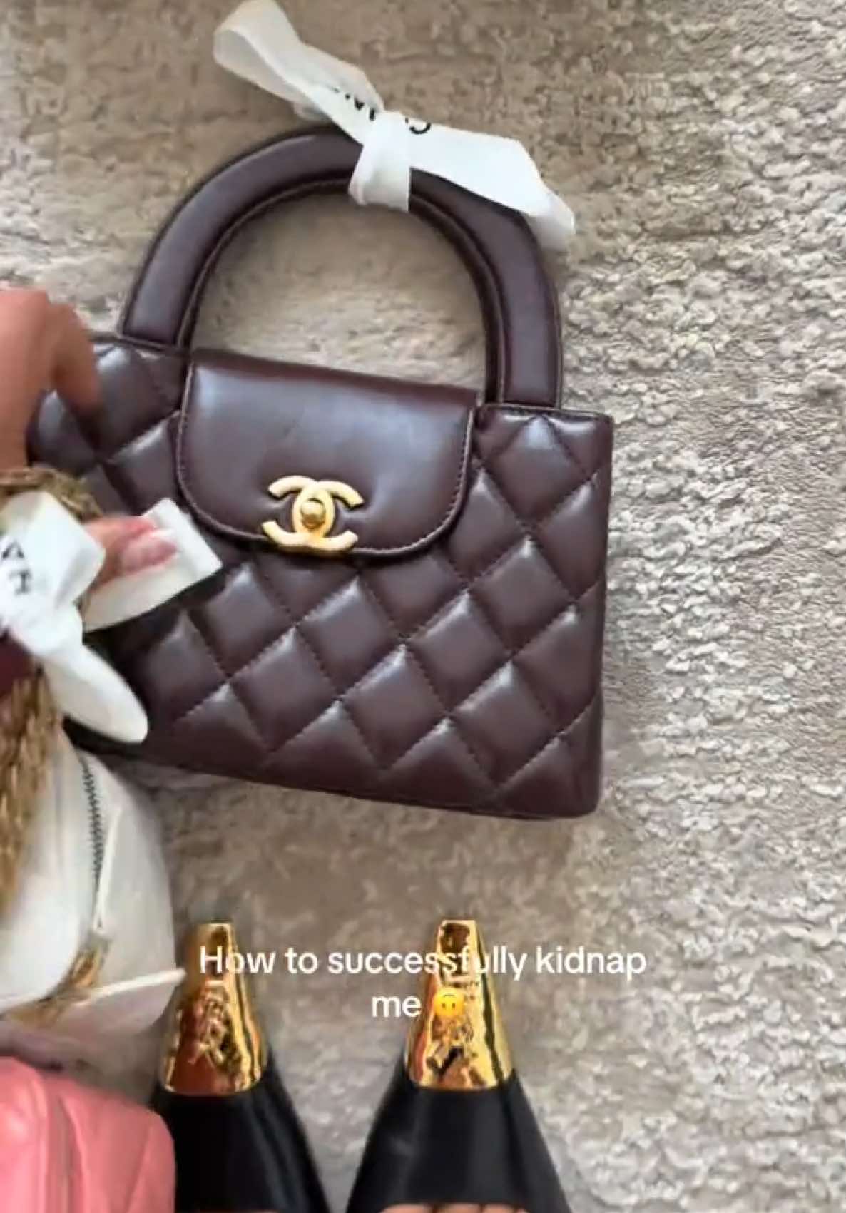 How to successfully kidnap me 🙃  . . . #chanel #chanelbag 
