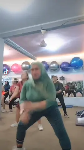 squat lagi 😂🤦‍♀️💪
