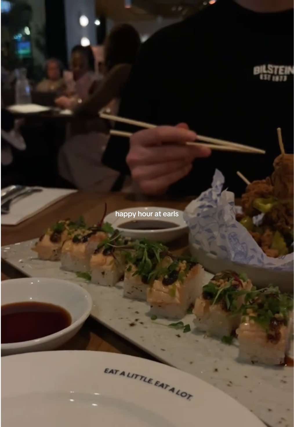 @earlsrestaurants is THE happy hour spot 💘🍸⭐️🍕🍣 #earls #earlstoronto #earlssherway #happyhour  #happyhourtoronto   #foodreview #Foodie #torontofoodie #etobicoke #etobicookefoodie  #torontoeats #torontofood #foodreview #fyp 