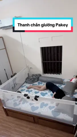 Nhà có con nhỏ thì mình khuyên thật các mom là nên có cái thanh chắn giường này nha🥰. Tiện lợi mà giá vả hợp lí 🌿#xuhuong #embedangyeu #mebimsua #landaulamme #thanhchangiuong #pakey #thanhchangiuongpakey #Pakey 